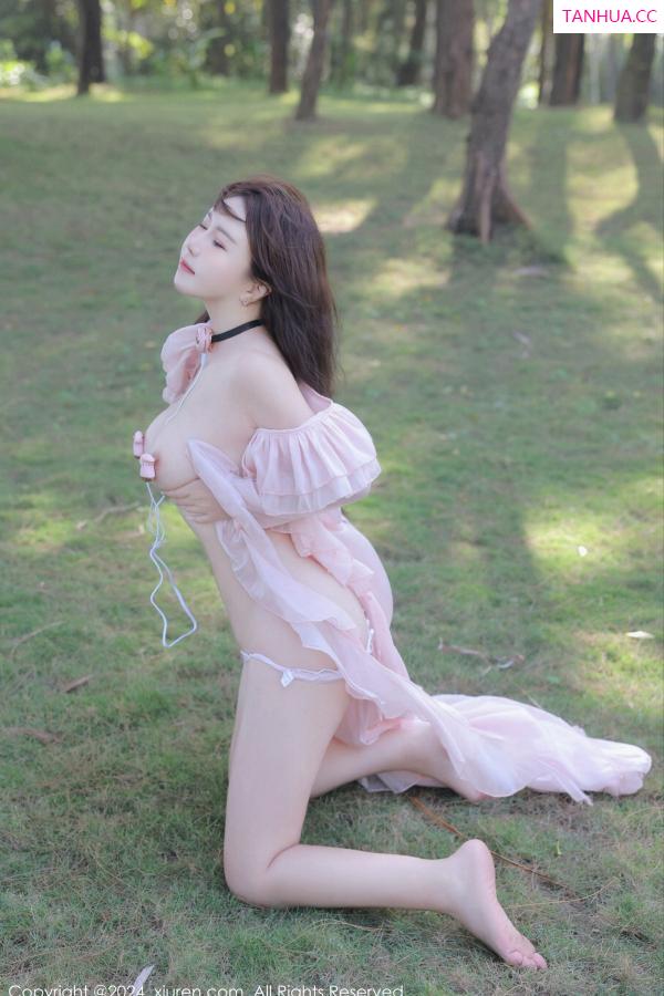   [XiuRen]高清写真图 2024.01.23 No.8007 小薯条nienie 户外美腿第13张图片